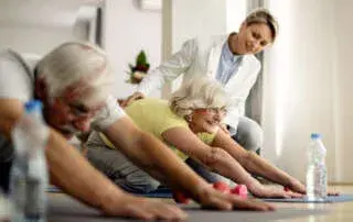 Fisioterapia geriátrica para treino de equilíbrio e prevenção de quedas.