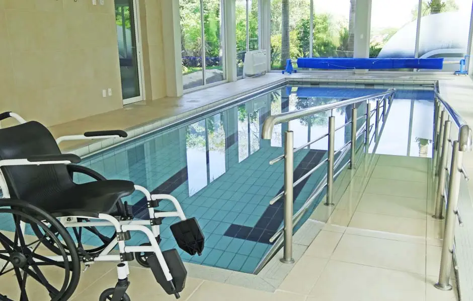 Acesso da piscina terapêutica do Serraville com rampa e cadeira de rodas