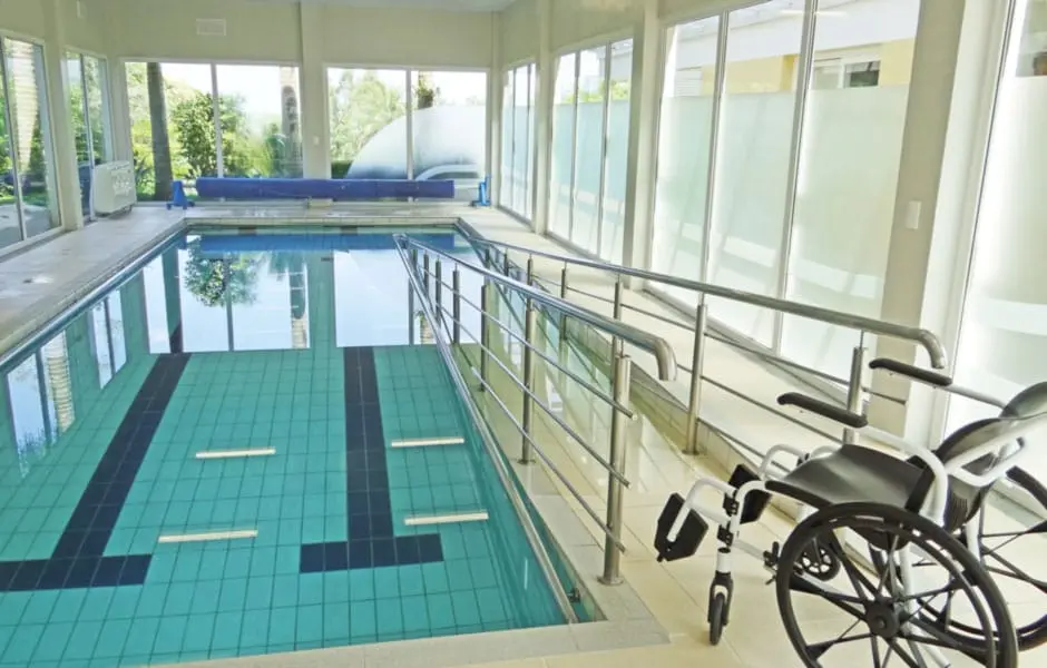 Acesso acessível à piscina terapêutica para mobilidade reduzida