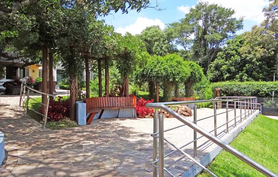 Entrada do Serraville vista a partir do jardim