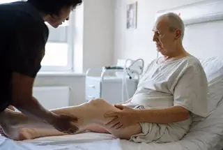 Idoso em reabilitação de fratura de quadril com fisioterapeuta no Serraville