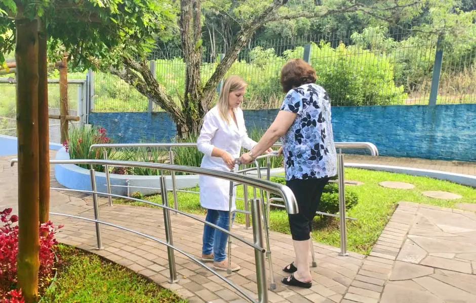 Sessão de fisioterapia na reabilitação de idosos da Clínica Serraville