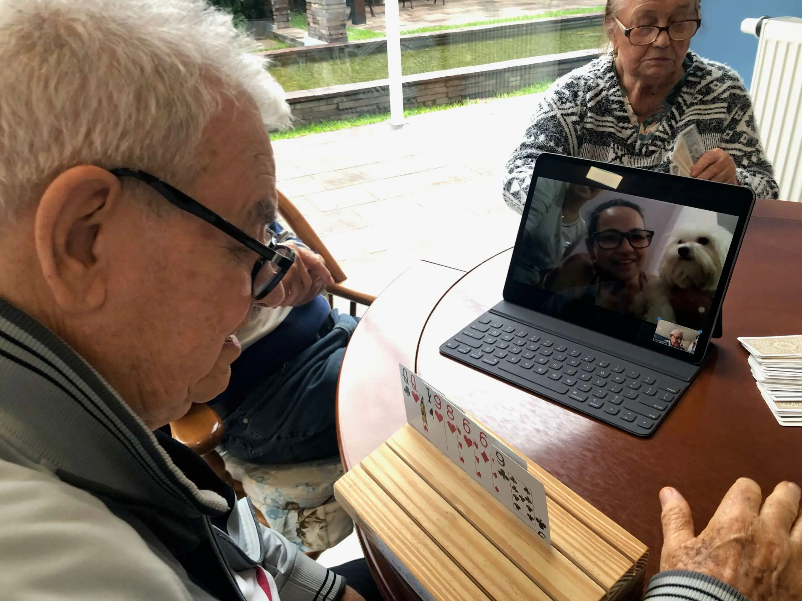 Paciente em videochamada com a família no Serraville