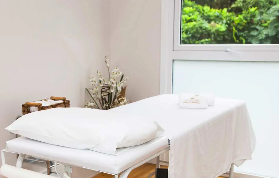 Sala de massoterapia e drenagem linfática da Clínica Serraville