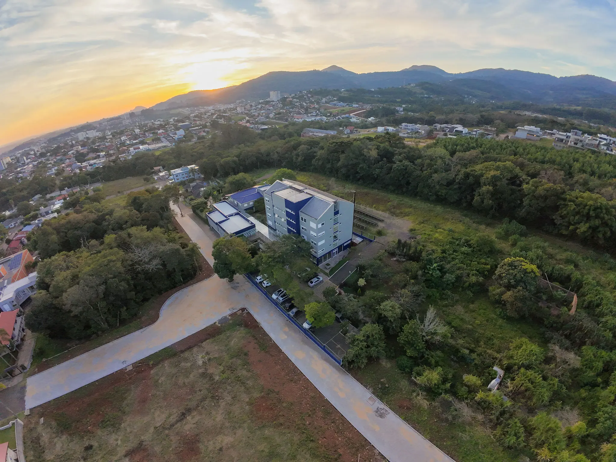 Vista aérea ampla do campus do Serraville