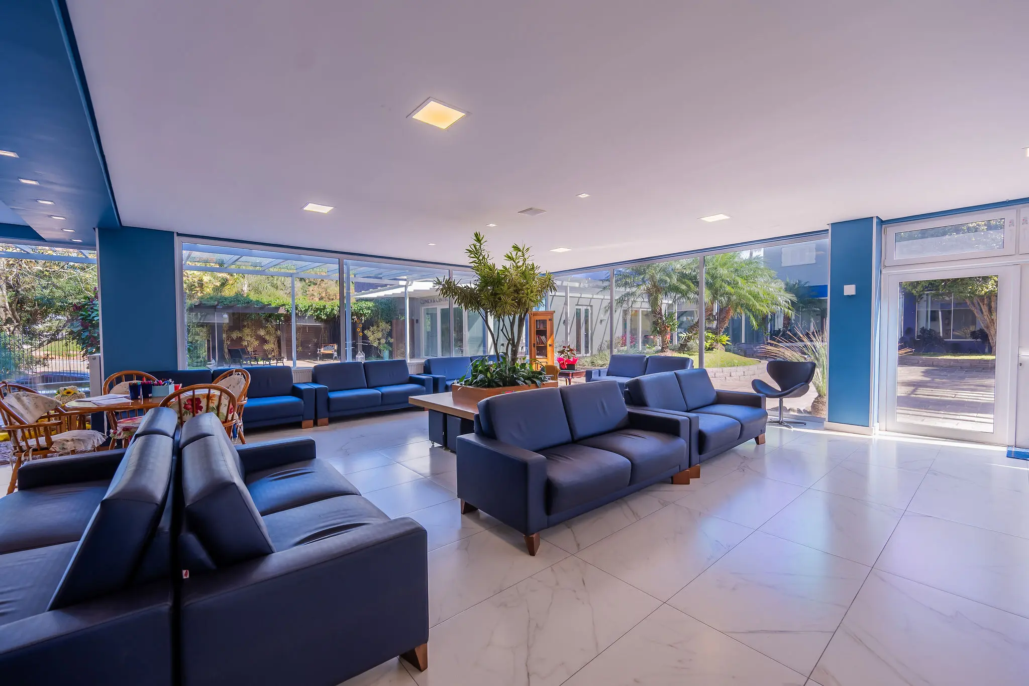 Sala de estar com janelas para o jardim