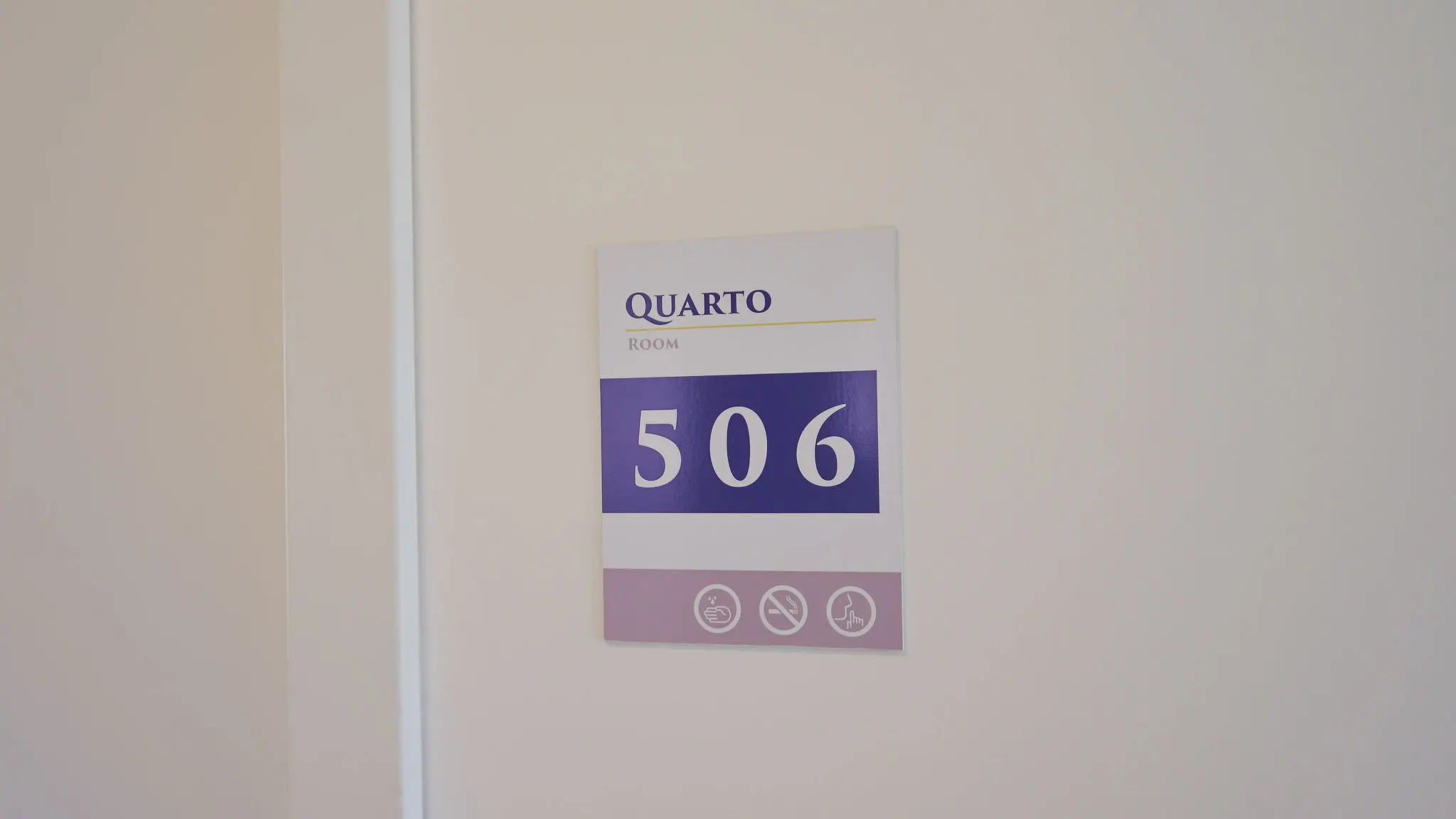 Sinalização interna de quarto no Serraville