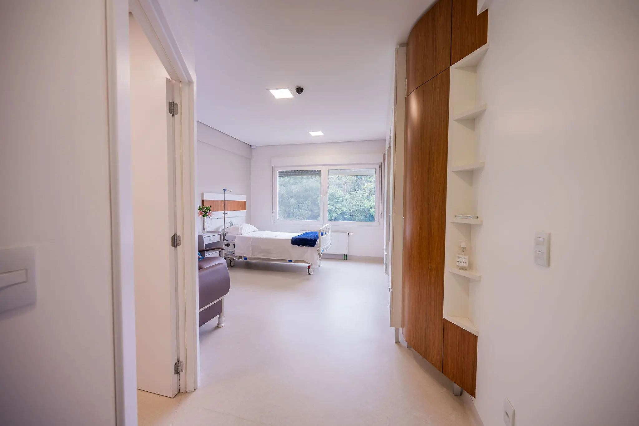 Entrada de suíte com quarto ao fundo