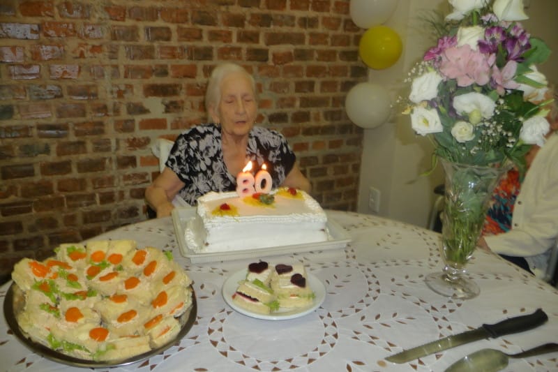 Dona Célia Tondolo Noro apagando as velinhas